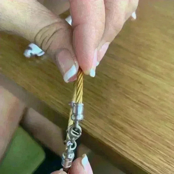 NWOT Small cable wire bracelet with 3 blingy stars - Picture 8 of 8